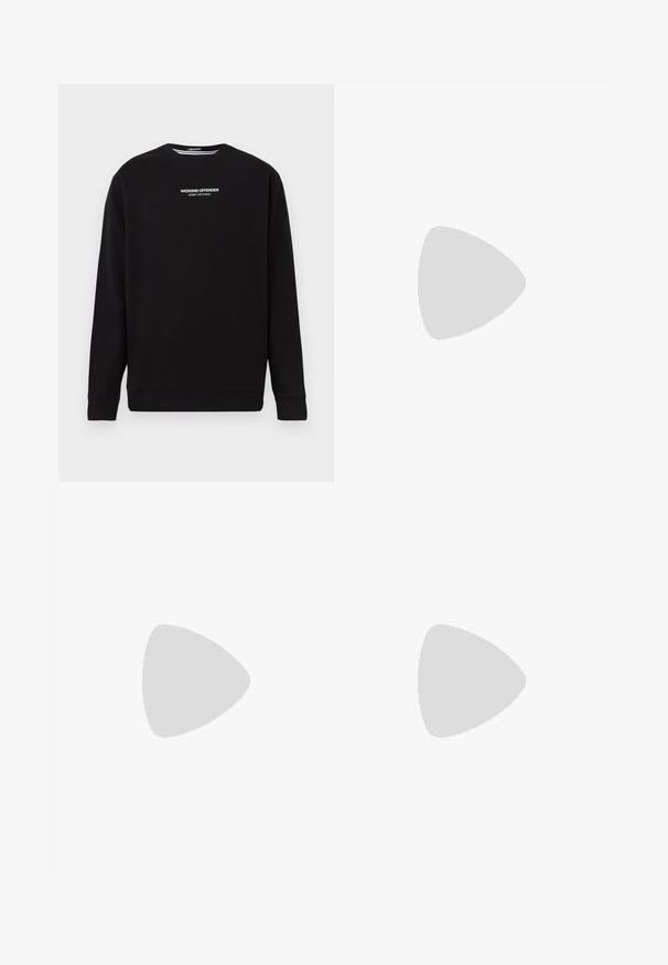 Sweat-shirt noir à manches longues avec le texte blanc « WEEKEND OFFENDER ADMIT NOTHING » centré sur la poitrine.; T-shirt noir avec un graphisme blanc représentant une femme aux longs cheveux, des ailes de chauve-souris et une pleine lune en arrière-plan.; Pantalon en denim noir à coupe droite, doté d'une braguette à boutons et fermeture éclair, de poches latérales et de légères variations de texture.; Baskets athlétiques grises et noires avec panneaux en mesh et semelle épaisse, positionnées en plein air au-dessus d'un rebord en béton avec des escaliers en arrière-plan.