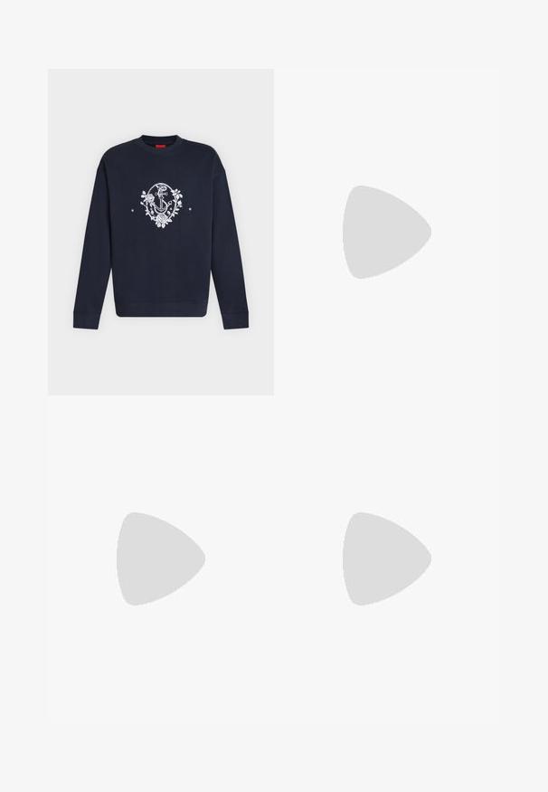 Sweat-shirt bleu marine à manches longues avec un motif d’ancre blanche et une couronne florale centré sur la poitrine.; T-shirt à manches courtes de couleur rose clair unie avec un petit logo bleu "HUGO" centré sur la poitrine et un col rond côtelé.; Jean droit en denim bleu clair avec fermeture par bouton et zip, poches avant et arrière, et passants de ceinture à la taille.; Mocassins en cuir noir avec une texture lisse, un nez pointu et un petit talon rectangulaire. Présente un détail de bande horizontale sur le dessus.