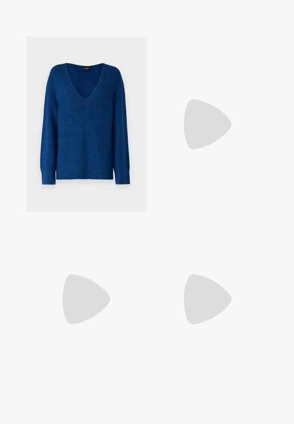 BOSS FUSONIA - Pullover - blue; Pantalons larges noirs avec une texture lisse, présentant une taille haute et sans fermetures visibles. Design simple et épuré.; Sandale noire à talon haut avec sangle à la cheville, suspendue au-dessus d'un sol en carreaux de bois à l'extérieur, avec un arrière-plan flou de verdure et de pierre.; Sac à bandoulière rectangulaire en cuir noir avec fermeture éclair dorée et petit logo "HUGO" doré sur le devant, doté d'une sangle réglable avec boucle.