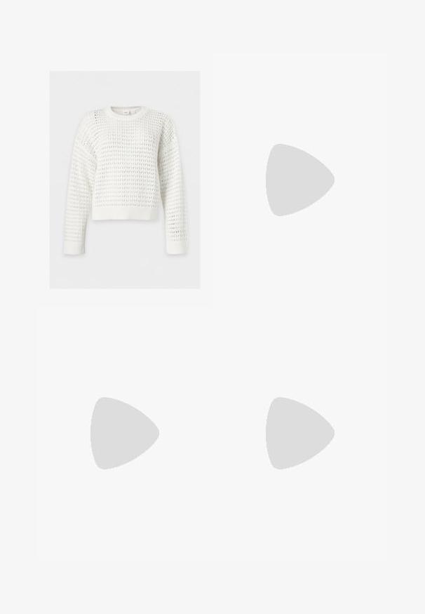 Pull en maille blanc à manches longues, texture gaufrée, col, poignets et ourlet côtelés, présenté sur un fond uni clair.; Jean denim bleu foncé à jambes larges avec bouton à l'avant, passants pour ceinture et style cinq poches sur fond uni.; Baskets en daim et cuir noir avec un swoosh latéral crème et un talon crème clair. Dotées de lacets beige et d'une semelle en caoutchouc gomme.; Femme portant un chemisier à motif noir et blanc tenant un sac à main rouge brillant sur un fond uni.