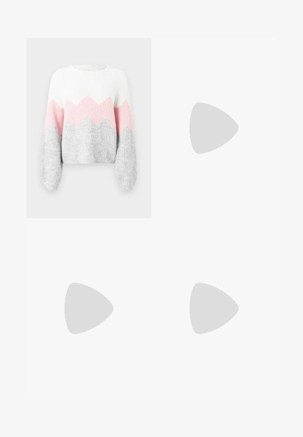Pull en crochet avec un motif en zigzag blanc, rose et gris. Présente des manches longues, une texture côtelée et un col rond. Matériau en tricot doux.; Jean large en denim gris clair. Comprend cinq poches, une fermeture à bouton et une texture légèrement délavée pour un look usé.; Chaussure plate en cuir noir avec un nez pointu, des détails froncés autour de l'ouverture et un accent en boucle argentée sur la bride ajustable.; Petit sac à main noir brillant avec deux longues anses et des détails à cordon sur les côtés sur un fond clair uni.