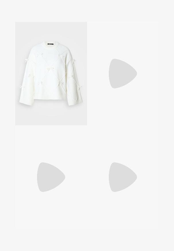 Pull en tricot blanc avec un motif en diamant et de petits nœuds. Il a une encolure ronde et des manches larges, fabriqué en tissu doux et texturé.; Jean large en denim délavé avec une finition usée, cinq poches et une fermeture à bouton classique. Texture douce et coupe ample.; Baskets en daim et cuir noir avec un swoosh latéral crème et un talon crème clair. Dotées de lacets beige et d'une semelle en caoutchouc gomme.; Sac à main en cuir noir avec boucle dorée et détails à rivets, poignées courtes et bandoulière réglable sur fond blanc uni.