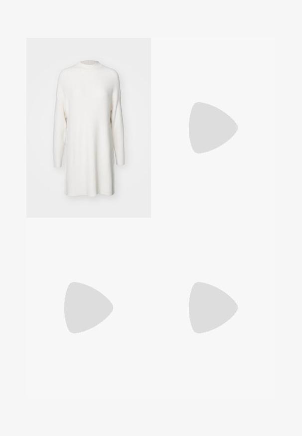 Hvid, ribbet langærmet sweater med høj hals og en løs, oversized pasform. Blød tekstur og lige kant med sideskår.; Denimskjorte i mellemblå med lange ærmer, knaplukning foran, spidse krave og brystlomme. Har synlige stikninger som detalje.; Hvide læder ankelstøvler med en let spids tå, rynket rygdetalje og en bred rem med spændehardware over anklen.; Cremefarvet taske med en blød, fluffy tekstur. Buet form og en bred rem til at bære. Simpelt design, ingen synlige hardware eller accenter.