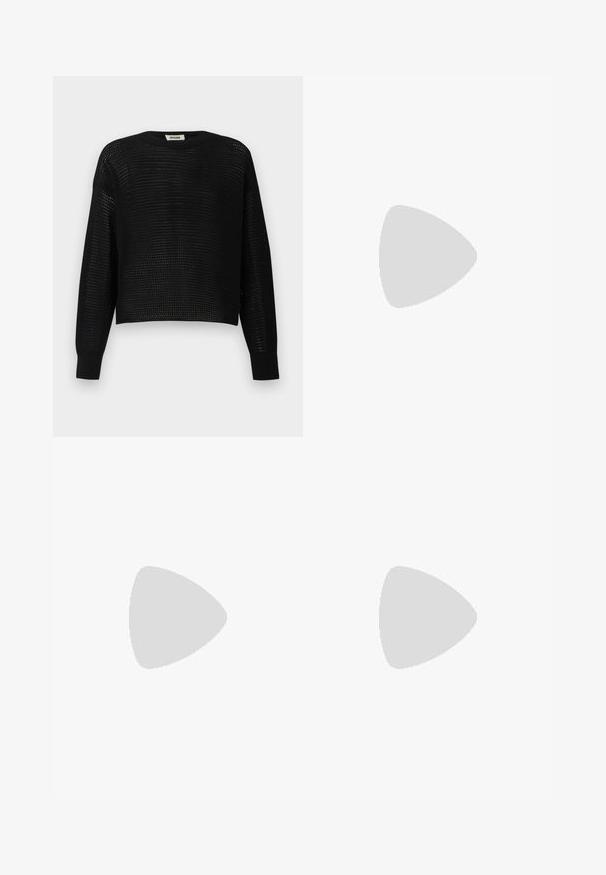 Pull noir à manches longues en maille avec un tissage lâche et ouvert, avec des poignets et un col côtelés, étiqueté DRYKORN.; Haut bleu sans manches avec une texture côtelée, un col rond et une coupe ajustée. Le tissu semble lisse et léger.; Jean denim bleu taille haute à jambes larges, cinq poches, fermeture à boutons et légère décoloration près des ourlets.; Chaussure plate en cuir noire à bout pointu avec petit talon, vue de profil sur fond blanc.
