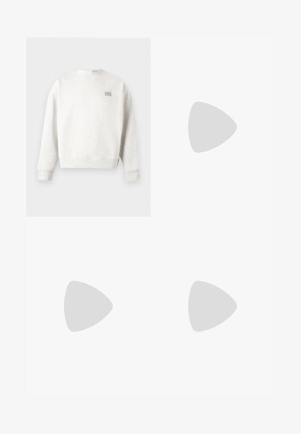 Sweat-shirt à col ras du cou gris clair avec manches longues et un petit patch rectangulaire sur la partie supérieure gauche de la poitrine.; T-shirt blanc à manches courtes et col rond avec un petit texte noir indiquant "Chair's MID CENTURY MODERN" sur la partie supérieure gauche de la poitrine.; Jean en denim bleu clair avec taille haute, jambes larges et droites, bouton sur le devant, fermeture éclair et design à cinq poches.; Baskets argentées avec une texture lisse, un design à lacets, des accents perforés et une semelle en caoutchouc marron texturé.