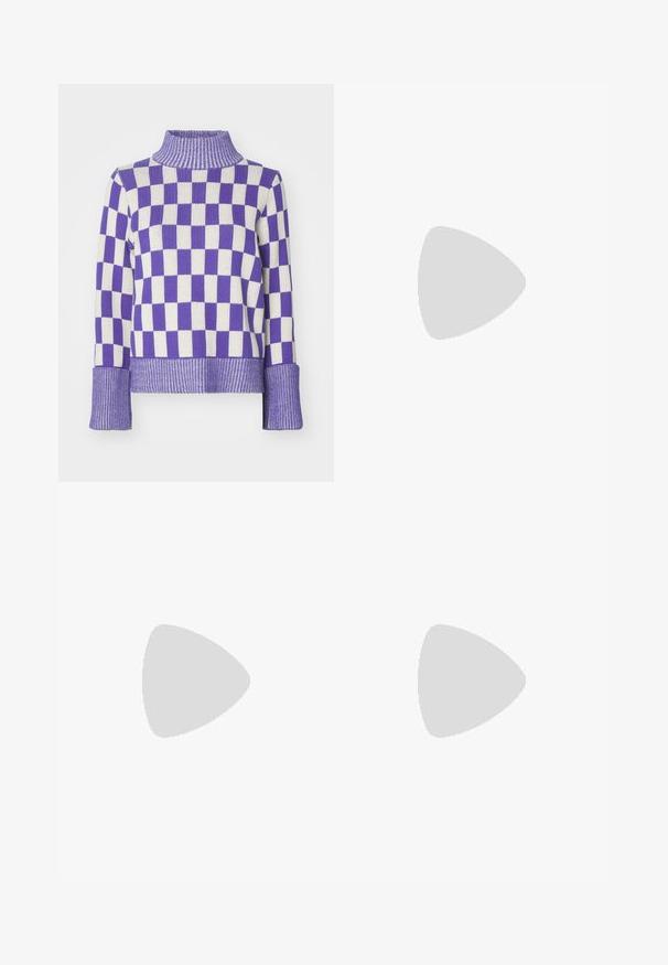 Pull en tricot avec un motif de damier violet et blanc, col roulé à côtes hautes et larges poignets côtelés.; Jupe en cuir noir avec une silhouette évasée, présentant des coutures visibles et une texture lisse. Conception mi-longue avec une coupe classique.; Botte en cuir noire montant jusqu'au genou, avec un bout pointu et un petit talon bas, présentée sur un fond clair uni.; Sac d'épaule rectangulaire noir avec une sangle réglable unique et une fermeture éclair supérieure sur un fond uni.