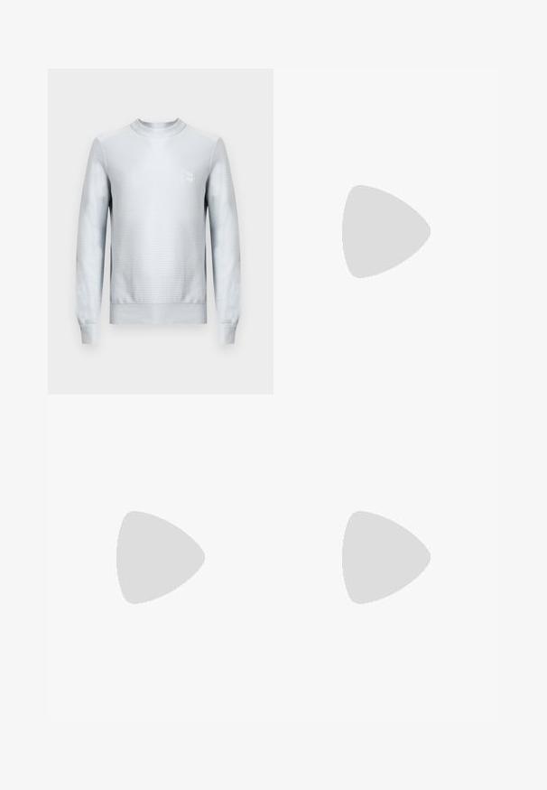 Lichtgrijze sweatshirt van gestructureerde stof met lange mouwen, ronde halslijn en een vierkante logopatch op de borst. Platte zoom.; Wit poloshirt met korte mouwen, een kraag en een tweeknops placket, met een subtiel logo op de linkerborst.; Witte, op maat gemaakte broek met voorplooien en verstelbare zijknoppen, hangend tegen een effen achtergrond.; Witte leren sneaker met een ronde neus, minimalistisch ontwerp, grijze veters en een gestructureerde grijze rubberen zool. Fijne stikdetails zichtbaar.