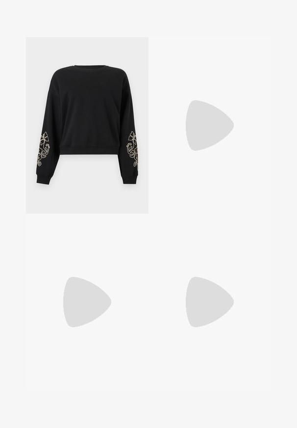 Μαύρο cropped φούτερ με μακριά μανίκια, ριμπ μανσέτες και τελείωμα, με μπεζ κεντήματα λουλουδιών και στα δύο αντιβράχια.; Σκούρο μπλε τζιν παντελόνι με φαρδιά μπατζάκια, ψηλή μέση και κούμπωμα με πέντε κουμπιά στο μπροστινό μέρος. Λείο ύφασμα με διακριτικό ξεθώριασμα και ραφές λεπτομερειών.; Μαύρες δερμάτινες μποτές μέχρι τον αστράγαλο με τετραγωνισμένο ρυθμό, λεία υφή και ασημένια αγκράφα στο πλάι. Χοντρό τετράγωνο τακούνι.; Μαύρη δερμάτινη τσάντα ώμου με διπλές τιράντες που συνδέονται με χρυσούς κρίκους και καρφιά, λεία και ελαφρώς γυαλιστερή επιφάνεια, απλός σχεδιασμός.