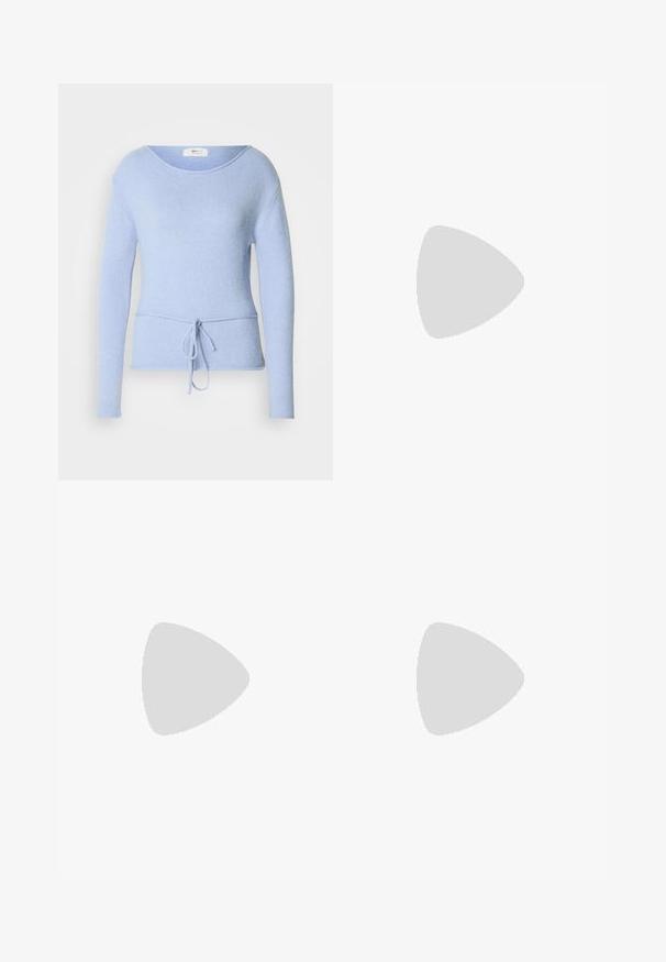 Pull bleu clair à manches longues en tissu doux avec un large col et une taille à cordon pour un ajustement réglable. Texture lisse.; Pantalon large taille haute bleu clair avec plis devant et fermeture à glissière cachée sur un fond uni.; Escarpin noir à bout pointu et talon stiletto avec brides croisées reposant sur une surface en cuir argenté capitonné et brillant.; Petit sac à main noir brillant avec deux longues anses et des détails à cordon sur les côtés sur un fond clair uni.