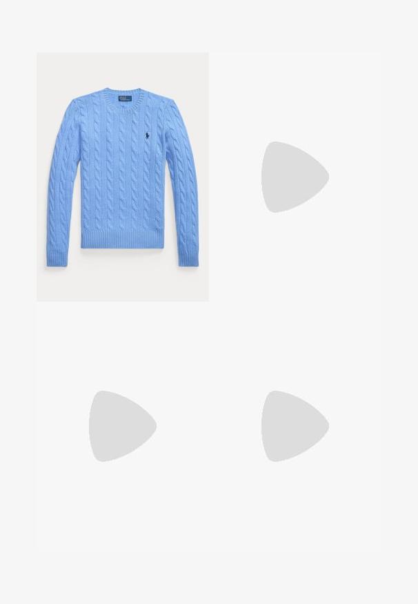 Lichtblauwe kabelgebreide trui met lange mouwen, een ronde hals en een klein donker logo op de linkerborst.; Wit overhemd met lange mouwen, knoopsluiting, button-down kraag en klein geborduurd polo spelerlogo op de linkerborst.; Beige rechte broek met knoop- en ritssluiting, voorzakken, riemlussen en geplooide persvouwen langs de pijpen.; Bordeaux nubuck instapper met een ronde neus, gestikte details en een kleine leren hak. Voorzien van een decoratieve strikaccent.