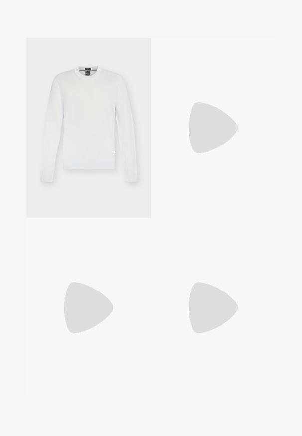 Pull blanc à manches longues col rond avec poignets et ourlet côtelés, design simple et étiquette de marque BOSS à l'intérieur du col.; Pantalon blanc ajusté taille haute avec passants de ceinture et plis sur le devant, présenté sur un fond uni.; Mocassin en cuir noir avec mors en métal doré et logo "HUGO", présenté sur un tapis beige et un meuble translucide marron.; Mallette en cuir noir avec double poignée, bandoulière amovible et fermeture éclair sur le dessus, sur un fond clair uni.