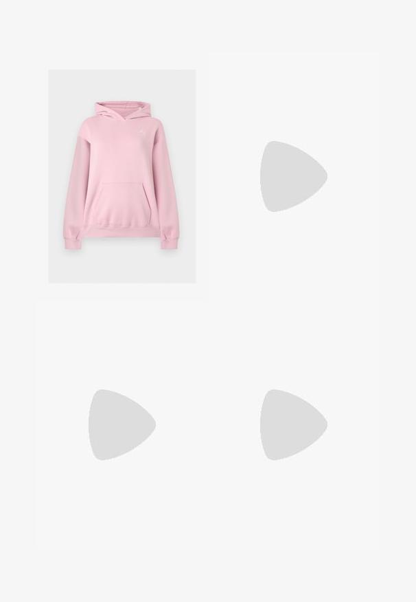 Sweat à capuche rose clair avec poche kangourou devant et petit logo blanc Jumpman sur la poitrine gauche.; T-shirt à col rond mauve uni à manches courtes avec un petit logo Nike blanc centré sur la poitrine, présenté sur un fond blanc.; Pantalon ample rose clair en nylon lisse. Doté d'une taille élastique avec cordon de serrage et portant un logo sur le côté.; Baskets Nike avec une tige texturée beige et grise, des accents noirs, un grand logo "90" et un laçage blanc. Semelle noire.