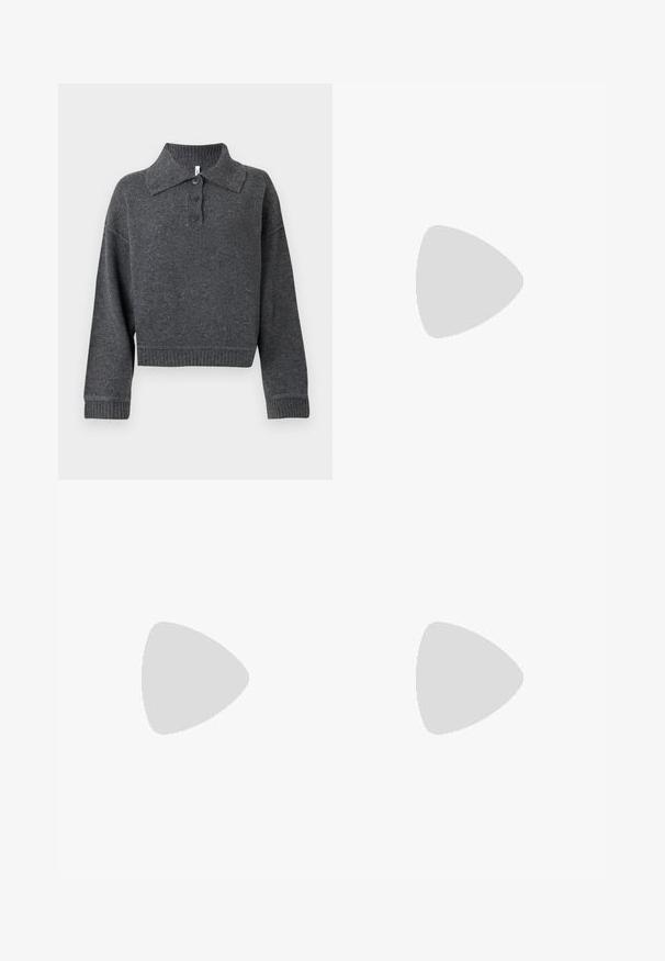 Pull en maille gris foncé avec un col à revers, trois boutons, et des poignets et un ourlet côtelés. Présente une silhouette courte et une texture douce.; Jeans évasés en denim de couleur bleue, avec un lavage moyen, cinq poches et une fermeture éclair avec un bouton. Texture lisse.; Baskets en daim et cuir noir avec un swoosh latéral crème et un talon crème clair. Dotées de lacets beige et d'une semelle en caoutchouc gomme.; Petit sac à main noir brillant avec deux longues anses et des détails à cordon sur les côtés sur un fond clair uni.