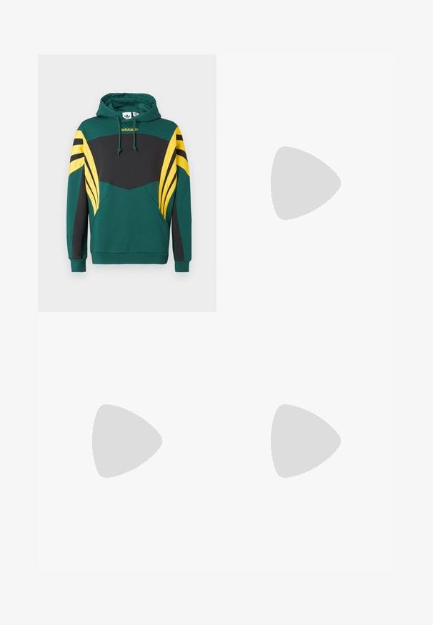 Groene hoodie met zwart borstpaneel, geel-zwarte gestreepte mouwen, zak aan de voorkant en Adidas-logo onder de capuchon.; Groen Adidas T-shirt met korte mouwen en ronde hals, goudkleurig trefoil-logo op de borst, en witte strepen met groene randen langs de schouders.; Groene, lichte, wijd uitlopende broek met een elastische tailleband en zijzakken. Soepele textuur met een losse pasvorm, ontworpen voor comfort.; Beige Adidas Spezial sneaker met een laag profiel, groene strepen, een gumkleurige zool en "SPEZIAL" branding aan de zijkant, gezien vanaf de buitenzijde.