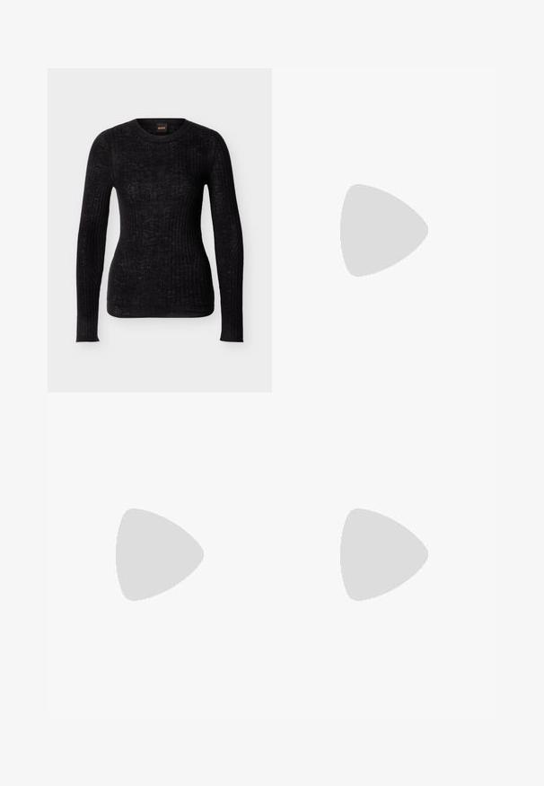 Pull noir à manches longues en maille côtelée avec encolure ronde, coupe slim et motif de texture subtil.; Pantalon noir droit et ajusté avec passants pour ceinture et plis centrés à l'avant, présenté sur un fond blanc uni.; Escarpin à bout pointu en cuir noir avec un talon fin de hauteur moyenne sur un fond gris clair uni.; Sac à main en cuir bordeaux au design structuré, avec une fermeture à rabat et une bandoulière ajustable. Détail du logo embossé sur le devant.