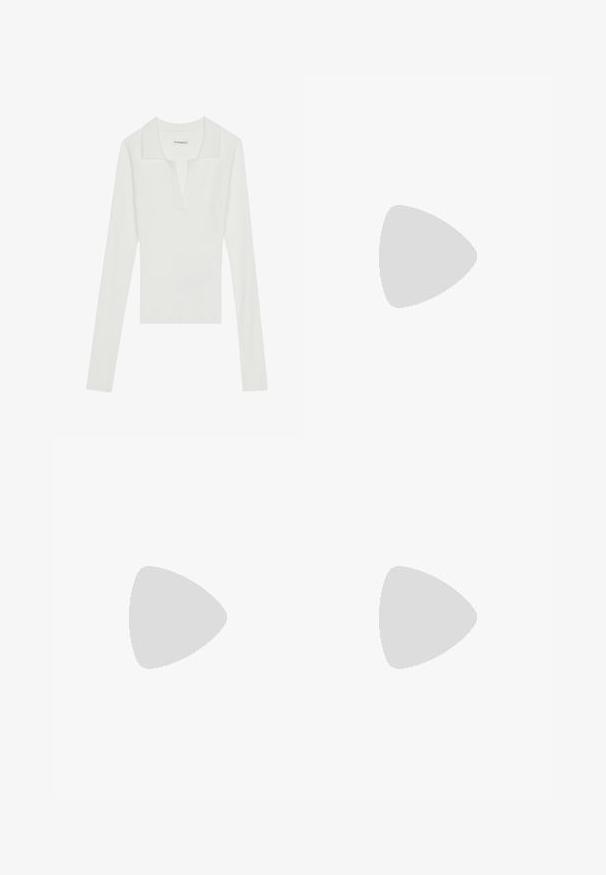 Camisa polo de manga larga blanca con cuello en V y cuello en contraste, que presenta un diseño ajustado y una textura suave.; Pantalones de pana burdeos oscuro de pierna recta con bolsillos delanteros, trabillas para cinturón y cierre de botón mostrados sobre un fondo blanco.; Zapato de charol burdeos estilo Mary Jane con punta redondeada, tira en T, hebilla ajustable y tacón bajo. Textura suave y diseño sencillo.; Bolso grande de cuero triangular con amplias rayas diagonales en colores marrón oscuro, burdeos y crema sobre un fondo liso.