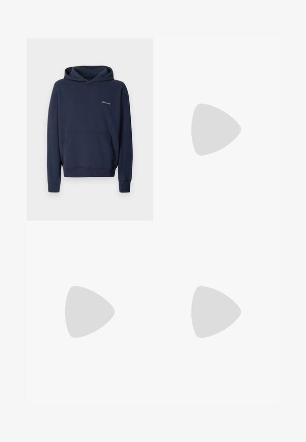 Sweat à capuche bleu marine avec poche kangourou à l'avant et petit logo blanc "Abercrombie" sur le côté gauche de la poitrine, présenté sur un fond uni.; T-shirt noir uni à col rond et manches courtes, présenté à plat sur un fond blanc.; Jean droit bleu foncé avec bouton et fermeture éclair à l’avant, passants de ceinture, poches avant et arrière, et surpiqûres contrastantes.; Baskets argentées avec une texture lisse, un design à lacets, des accents perforés et une semelle en caoutchouc marron texturé.
