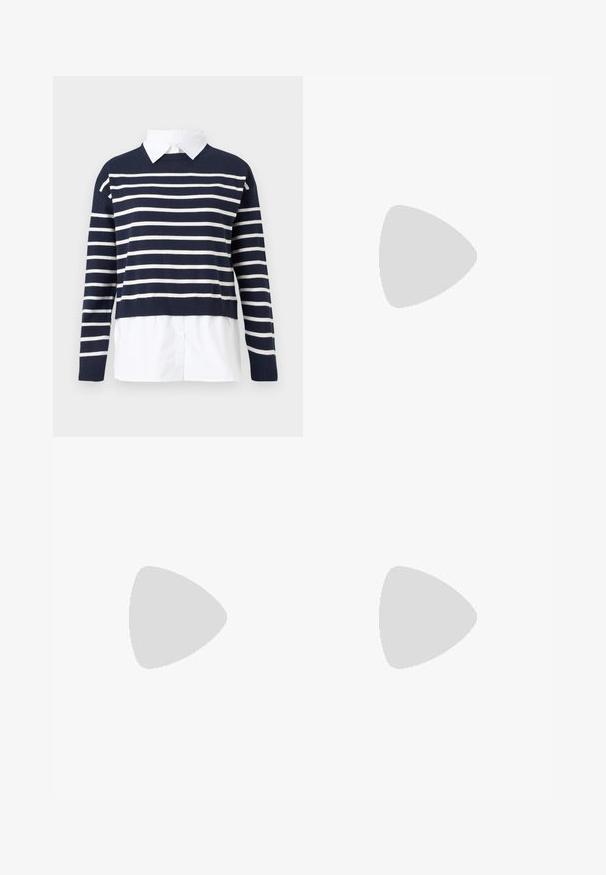 Marineblå sweater med hvide vandrette striber, rund halsudskæring, cropped design og en hvid skjorte under. Struktureret strikket stof.; Bredde ben blå denim jeans med høj talje, med en frontknaplukning, fem lommer og diskrete syninger.; Hvid western-støvle til midt på læggen med spids tå, sort stablet hæl, dekorative sømme og trækflap på skaftet.; Sorte bløde læder halvmåneformet håndtaske med et tykt, polstret håndtag og lynlås lukning i toppen.