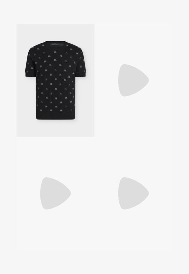 T-shirt en maille noir à manches courtes avec petits motifs répétés gris du logo "KL" et col, poignets et ourlet côtelés.; Shorts noirs et blancs présentant un motif de texte répété. Confectionnés dans un tissu à la texture lisse. Taille standard avec fermeture bouton.; Personne portant un pantalon en cuir noir et des baskets noires avec un petit accessoire personnage de dessin animé sur le côté, debout sur un sol en bois.; Sac bandoulière noir avec poche zippée sur le devant, large sangle embossée "KARL LAGERFELD" et détail logo en métal dans le coin inférieur.
