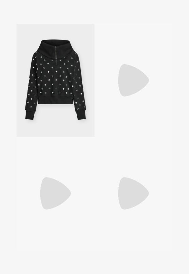 Μαύρο cropped φούτερ με μακριά μανίκια, ψηλό γιακά με φερμουάρ και γυαλιστερές κυκλικές τρούκες που καλύπτουν ομοιόμορφα το εμπρόσθιο μέρος και τα μανίκια.; Τζιν παντελόνι μαύρου ντένιμ με καμπάνα, μπροστινό κούμπωμα με κουμπί και φερμουάρ και μπροστινές τσέπες, εκτεθειμένο σε απλό λευκό φόντο.; Μαύρο δερμάτινο μποτάκι αστραγάλου με μυτερό μύτη, χαμηλό τακούνι τύπου kitten και ασημένια λεπτομέρεια με γραφή κοντά στη φτέρνα.; Μαύρη δερμάτινη τσάντα ώμου με επιμηκυμένο τραπεζοειδές σχήμα, ρυθμιζόμενο λουρί και ασημί ορθογώνια πλακέτα με το λογότυπο μπροστά.