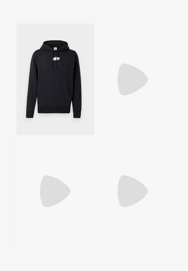 Sort Nike hættetrøje med frontlomme, snoretræk i hætten og lille lysegrøn oval logo centreret på brystet.; Rød bomuld t-shirt med et sort Nike-logo på brystet, korte ærmer, rund halsudskæring og almindelig pasform. Glat tekstur.; Hvide joggingbukser lavet af blødt stof, med elastisk taljebånd og snøre, samt tætsiddende manchetter ved anklerne. Ingen synlige mønstre.; Sorte sportssko med en struktureret overdel, hvid swoosh-logo og gummisål med små stik til trækkraft. Elfenbensfarvet krave.