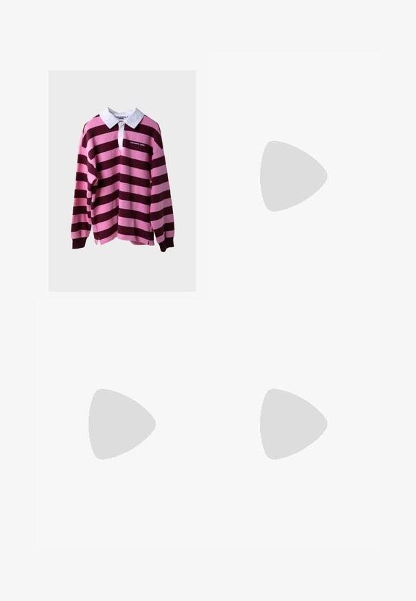 Langærmet rugbytrøje med brede lyserøde og mørkeburgunder vandrette striber, hvid krave og "COLOURFUL REBEL" logo på brystet.; Sorte højtaljede denimjeans med flagrende ben, frontknap og fem-lommet design mod en helt hvid baggrund.; Ben iført mørke ribbede leggings kombineret med sorte balletsko med små sløjfedetaljer på hvid baggrund.; Sort læder skuldertaske med spænde på remmen, afrundede kanter og kontrasterende hvide syninger på en ensfarvet baggrund.