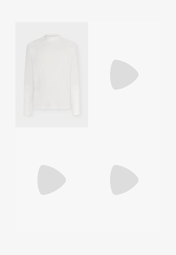 T-shirt blanc uni à manches longues avec un col rond haut, présenté de face sur un fond clair.; Pantalon noir à jambes larges et courtes avec passants de ceinture et plis avant, présenté sur un fond clair uni.; Chaussure mocassin en cuir noir suspendue au-dessus d’un tapis beige avec du mobilier moderne couleur ambre en arrière-plan.; Trousse de toilette rectangulaire en cuir noir avec fermeture éclair et nom de marque embossé sur le devant, sur fond blanc uni.