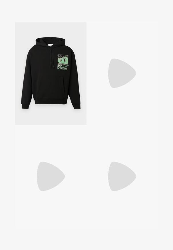 Sweat à capuche noir avec poche avant et graphique vert d'un court de tennis et d'arbres, avec l'inscription "Lacoste Tennis Heritage" sur la poitrine.; T-shirt noir à manches courtes avec col rond, orné d'un petit logo crocodile ton sur ton sur le côté gauche de la poitrine.; Jean en denim bleu à jambes droites avec un design classique à cinq poches et une fermeture à boutons, présentant des détails subtilement délavés sur les cuisses et les genoux.; Mocassin homme en cuir noir avec couture moc toe, bride penny, col texturé et petit talon empilé sur fond blanc.