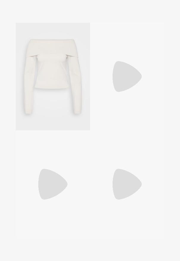 Haut à manches longues sans épaule en tricot blanc doux, avec un col à côtes et un corps ajusté, doté d'une texture lisse et de coutures minimales.; Jean bootcut noir taille haute avec fermeture à bouton et zip, poches avant et arrière, présenté sur un fond blanc uni.; Sandale à talons hauts en cuir verni bourgogne avec une bride de cheville, bout pointu et trois bandes horizontales sur le pied. Détail de boucle dorée.; Petit sac à main noir brillant avec deux longues anses et des détails à cordon sur les côtés sur un fond clair uni.