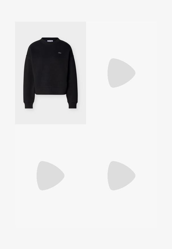 Sweat-shirt noir à col ras du cou avec manches longues et petit logo crocodile Lacoste brodé en blanc sur le côté gauche de la poitrine.; Chemise blanche à manches longues avec boutons, col pointu et poche avant avec petit logo noir "CK" sur la poitrine gauche.; Jean en denim noir à jambes larges avec fermeture avant par bouton et zip, passants pour ceinture, et style cinq poches.; Mocassins en cuir noir à texture lisse, bout arrondi et détails de couture subtils. Ils présentent un accent logo doré sur le côté supérieur.
