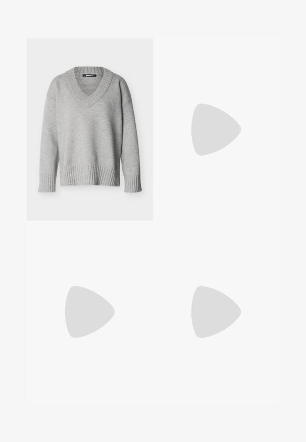 Pull en maille gris clair avec col en V, poignets et ourlet côtelés, présenté sur un fond blanc uni.; Jean large en denim gris clair. Il présente un style traditionnel à cinq poches et un léger délavage sur l'ensemble du tissu.; Chaussure slingback en cuir verni noir avec bout pointu et petit talon bloc incliné sur fond clair uni.; Sac à épaule en cuir noir avec une sangle à boucle, des bords arrondis et des coutures blanches contrastées sur un fond uni.