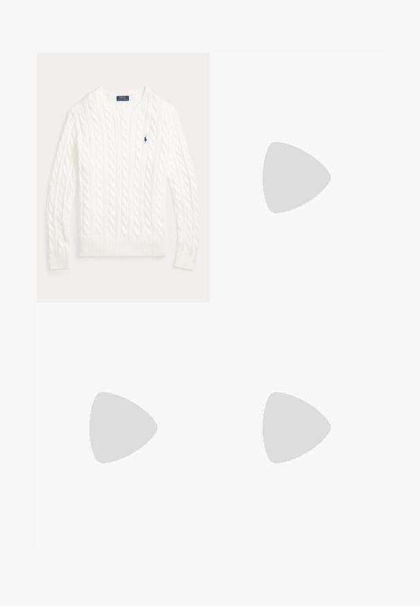 Hvid kabelstrikket crewneck sweater med lange ærmer og lille blå Polo Ralph Lauren-logo på venstre bryst.; Hvid langærmet rundhalset skjorte med lille broderet Polo Ralph Lauren-logo på venstre bryst.; Hvide bomuldschinos med slank pasform, med en enkelt guldknaplukning og lyseblåt inderliv. Glat tekstur uden mønstre.; Beige lavskoet ruskindesneaker med brun sål, hvid hældetalje, snørebånd og en hvid broderet polospillerlogo på siden.