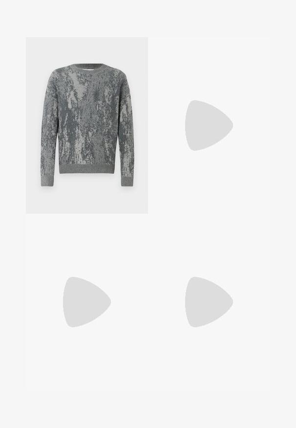 Pull gris avec un motif texturé aux nuances de gris variées, col rond, manches longues, et poignets et ourlet côtelés.; Chemise à carreaux noir et blanc avec col, manches longues, fermeture à boutons sur le devant et poche poitrine gauche. Fabriquée dans un tissu doux et texturé.; Pantalons cargo droit gris avec taille élastique, cordon de serrage, poches latérales à rabat et poches frontales fendu, présentés sur fond blanc.; Sneaker en cuir noir avec des rayures blanches, semelle en caoutchouc texturée et devant à lacets. Présente une étiquette de marque sur la languette.