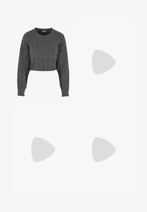 Pull gris court avec motif torsadé, encolure ronde et manches longues. Fabriqué en matériau doux et texturé. Sans éléments métalliques visibles.; Pantalon de survêtement gris avec une taille élastique, un détail de cordon de serrage et un petit logo Nike blanc sur la cuisse gauche. Tissu doux, coupe ample.; Chaussure de course Nike gris clair avec une semelle amortissante en forme de ressort flottant au-dessus d'un rebord en béton, arrière-plan d'escalier flou.; Bandeau en tricot gris avec une texture douce et un design élastique, présentant une forme circulaire continue sans coutures visibles.