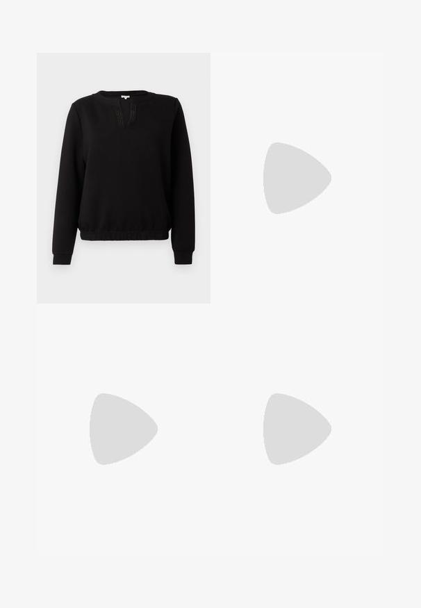 Sweatshirt noir avec un col rond, une patte de boutonnage partielle et des détails de lignes subtils. Les poignets et l'ourlet sont ajustés. Tissu doux.; Pantalon noir à jambes droites avec passants de ceinture, fermeture éclair à l'avant et une ceinture lisse, présenté sur un fond clair uni.; Chaussure à talon haut pour femme en cuir verni noir avec bout pointu et talon fin sur fond clair uni.; Sac cabas en cuir noir avec deux longues anses et un bord supérieur légèrement incurvé, présenté sur un fond clair uni.