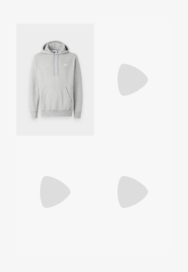 Hellgrauer Hoodie aus weichem Stoff mit Kängurutasche, Kapuze mit Kordelzug und kleinem weißem Logo auf der Brust.; Weißes Baumwoll-T-Shirt mit Rundhalsausschnitt, kurzen Ärmeln und einem schwarzen Nike-Logo auf der linken Brust. Einfaches, einfarbiges Design.; Graue Sweatpants aus weichem Stoff, mit schmal zulaufendem Bein, elastischem Bund und kleinem weißen Nike-Logo am linken Oberschenkel.; Weißer Ledersneaker mit schwarzen Akzenten, abgerundetem Zehenbereich und perforierten Details. Schwarze Gummisohle mit strukturiertem Muster und Schnürverschluss.