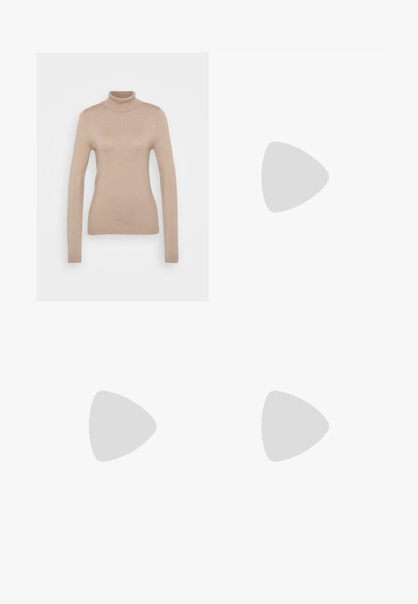 Pull à col roulé beige en tissu tricoté doux. Doté de manches longues, d'une coupe ajustée et d'un col et d'une bordure côtelés.; Jean en denim bleu foncé taille haute, jambes larges et droites, poches avant et détails de rivets en cuivre sur fond blanc.; Jambes portant des leggings côtelés foncés associés à des ballerines noires avec de petits détails en nœud sur fond blanc.; Petit sac à main noir brillant avec deux longues anses et des détails à cordon sur les côtés sur un fond clair uni.