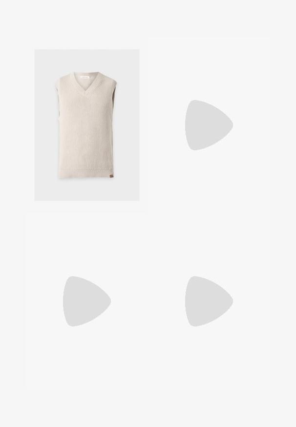 Gilet sans manches en maille beige avec col en V et ourlet côtelé sur fond uni clair.; T-shirt beige à manches courtes avec col rond, coupe décontractée et design uni, présenté sur fond blanc.; Jeans en denim marron avec une coupe droite, présentant une texture décolorée, un style traditionnel à cinq poches et une fermeture à bouton en métal.; Baskets basses en daim beige avec semelle en caoutchouc blanche et lacets beiges assortis sur un fond neutre.