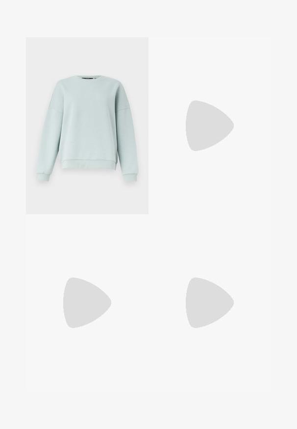 Sweat-shirt à manches longues bleu clair avec col ras du cou, poignets et ourlet côtelés, présenté sur un fond blanc uni.; Blouse à manches longues bleu clair et blanc à rayures verticales, col en V, boutonnage devant et panneaux décoratifs en dentelle sur le devant.; Jean en denim bleu clair taille haute avec jambes larges, bouton et fermeture éclair à l'avant, style classique cinq poches.; Escarpin à talon slingback à bout pointu en matériau beige lisse et brillant. Présente un design de découpes courbées et un talon aiguille fin. Détail de boucle en argent.