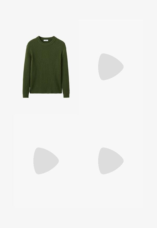Pull en maille côtelée verte avec col rond, manches longues et finition texturée. Fabriqué en tissu doux, idéal pour temps frais.; Chemise blanche pour homme à manches longues avec col pointu et rangée avant de boutons blancs sur fond uni.; Pantalons noirs au design droit, fabriqués à partir d'un tissu lisse. Dotés de plis sur le devant et d'une fermeture à un bouton à la taille.; Mocassin en cuir noir avec une semelle en caoutchouc épaisse et un détail classique de bride à monnaie, vu de côté extérieur.