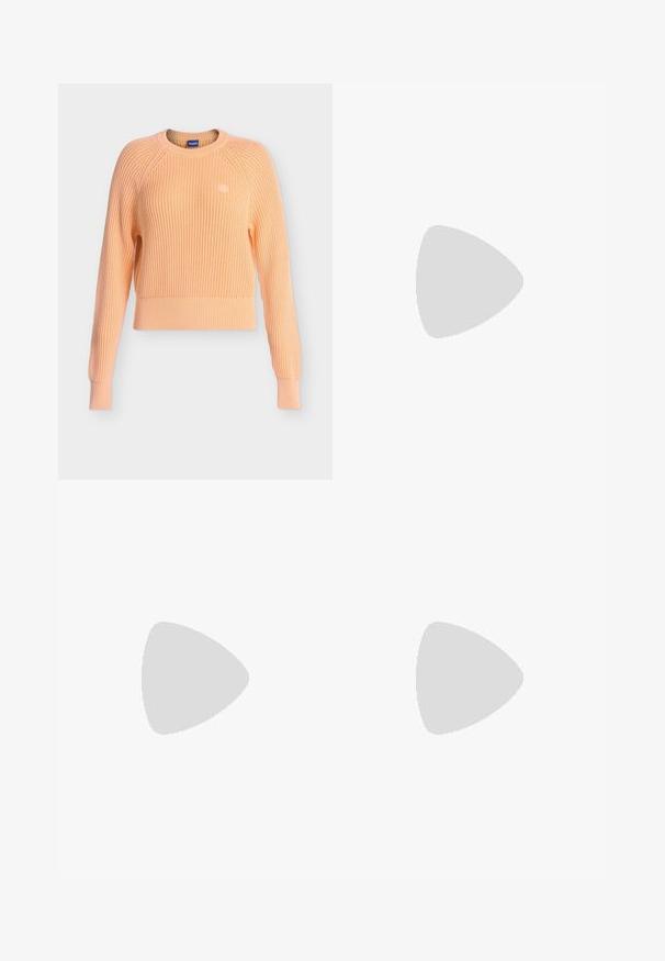 Pull en maille côtelée couleur pêche avec manches longues, col rond et petit logo rond sur la poitrine gauche.; Jean en denim bleu à jambes larges avec effet délavé, fermeture à boutons et zip à l'avant, passants pour ceinture, et design à cinq poches.; Mocassins en cuir tan avec un bout pointu, des accents décoratifs en métal argenté et un petit talon noir. Texture lisse et design minimaliste.; Sac à main tissé beige avec fine bandoulière et petit logo doré "BOSS" à l'avant, présenté sur fond blanc uni.