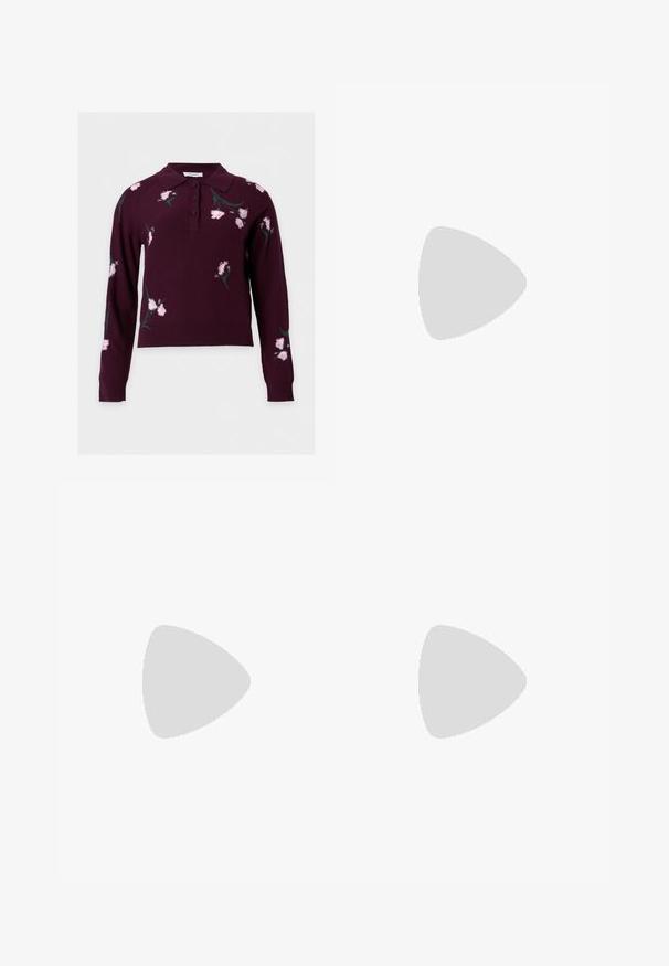 Pull en maille violet foncé à manches longues avec col, patte de boutonnage et motifs floraux rose clair avec tiges vertes éparpillés sur l'ensemble du vêtement.; Jupe midi gris texturée, taille haute, coupe trapèze, avec passants pour ceinture et fermeture avant invisible sur fond uni.; Chaussure plate en cuir noir pour femme, avec bout pointu et petit talon, vue de côté sur un fond gris clair uni.; Sac à main en cuir rouge foncé avec doubles poignées supérieures, bandoulière amovible, ferrures dorées et nom de la marque Wandler au centre avant.