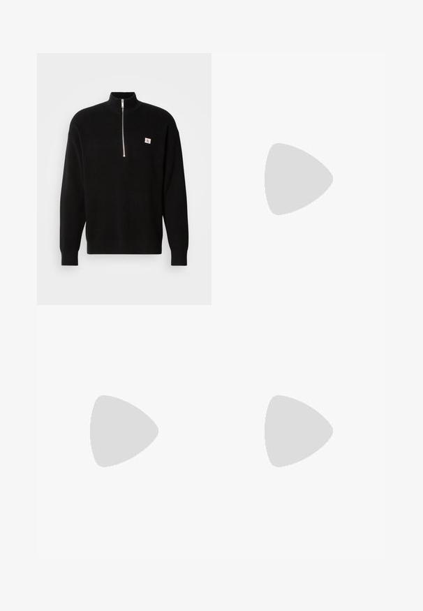 Pull noir en maille avec col montant et fermeture éclair. Présente un petit patch logo sur le côté gauche de la poitrine. Texture côtelée et manches longues.; T-shirt en coton marron à manches courtes et à col rond. Présente "Calvin Klein" brodé en gris clair à l'avant.; Jean droit en denim bleu clair avec taille haute, cinq poches, fermeture à boutons et léger délavage sur les cuisses et les genoux.; Baskets basses noires avec motif texturé, semelle et lacets noirs, flottant au-dessus d'un sol en béton poli près de blocs de verre.