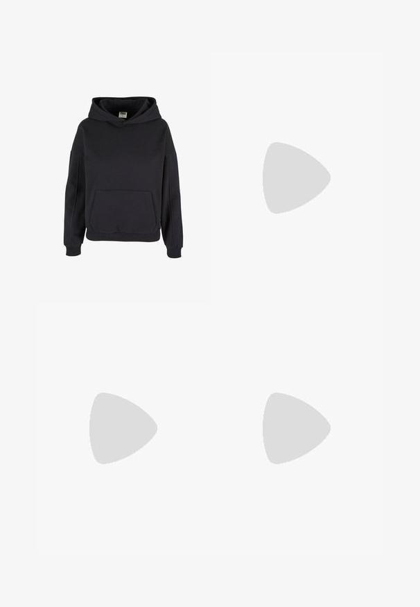 Mustast pullover-stiilis kapuutsiga dressipluus kengurutasku, soonikkoesäärte ja lõdva lõikega.; Mustad mustad püksid laia jalaga, elastse vöökoha, kahe külje tasku ja nöörhooldusega. Omab väikest valget logo.; Must musta sneaker musta arvestatud disainiga, millel on paks tald, tekstureeritud paneelid ja mustad kingapaelad. Ujuvad üle halli asfaltkatte.; Must G-Star kaubamärgiga kullerikott reguleeritava õlarihma ja nurga all oleva esistasku detailiga.