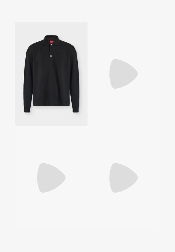 Polo noir à manches longues avec col, un seul bouton et petit patch logo Hugo sur la poitrine sous l'encolure.; Jeans en denim bleu clair avec une coupe droite, présentant un design classique à cinq poches, une fermeture à bouton et des coutures contrastantes.; Mocassin en cuir marron foncé flottant au-dessus d'un canapé en cuir argenté brillant capitonné, mettant en valeur un design élégant et des détails de couture.; Ceinture en cuir noir avec une boucle rectangulaire en argent et un détail de logo en relief. Design plat avec une texture lisse et une finition classique.