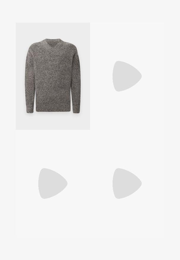 Pull gris en V, texture en tricot, manches longues, bords côtelés et ourlet, motif chiné, tissu de poids moyen.; Jeans en denim bleu clair avec une coupe droite, cinq poches et une fermeture à un bouton. Finition avec des détails de couture subtils.; Mocassin en cuir noir avec détail de bride grise, talon bas et semelle texturée, marqué "HUGO" en or sur le côté.; Mallette en cuir noir texturé avec double poignées et tirettes de fermeture éclair argentées, centrée sur fond blanc.