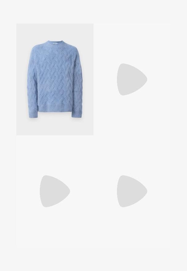 Pull bleu clair en tricot texturé avec motif en torsades. Présente un col rond et des poignets et ourlet côtelés.; Pantalons beige à large jambe avec une finition texturée, dotés de plis et d'une taille élastique, fixés par un bouton en bronze à l'avant.; Chaussure mocassin en cuir noir suspendue au-dessus d’un tapis beige avec du mobilier moderne couleur ambre en arrière-plan.; Sac bandoulière en cuir marron clair avec sangle réglable et fermeture éclair, présenté sur un fond clair uni.