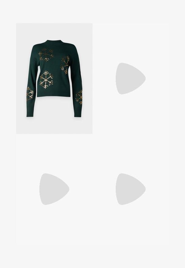 VILA VIFROST HIGH NECK CHRISTMAS - Πουλόβερ - pine grove/gold; Ψηλόμεσες flare τζιν σε ανοιχτό μπλε τζιν, με λεία υφή, κλείσιμο με φερμουάρ και κουμπί, και δύο μπροστινές τσέπες.; Μαύρη δερμάτινη μπότες έως τον αστράγαλο με κοφτή μύτη, κομψή σιλουέτα και χοντρό τετράγωνο τακούνι. Λείος υφασμάτινος χαρακτήρας με ελάχιστες ραφές.; Ασημένια μεταλλική τσάντα clutch με απλή υφή, κλείσιμο με καπάκι και αλυσίδα. Διαθέτει δομημένο ορθογώνιο σχέδιο και ραφές.