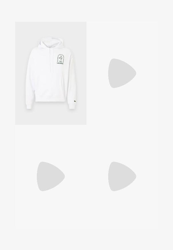 Haut à capuche blanc avec une poche kangourou, cordon de serrage à la capuche et logo Lacoste imprimé en vert. Poignets et ourlet côtelés. Texture de tissu douce.; Polo-shirt blanc en coton lisse avec un col classique, patte de boutonnage à trois boutons et un petit logo crocodile vert sur la poitrine.; Jeans en denim bleu foncé avec une finition délavée. Design à cinq poches, coupe droite et fermeture à bouton. Coutures visibles et passants de ceinture.; Mocassin beige en daim avec semelle blanche, détail de bande de marque, flottant au-dessus d'un tapis beige texturé, avec un meuble arrondi marron en arrière-plan.