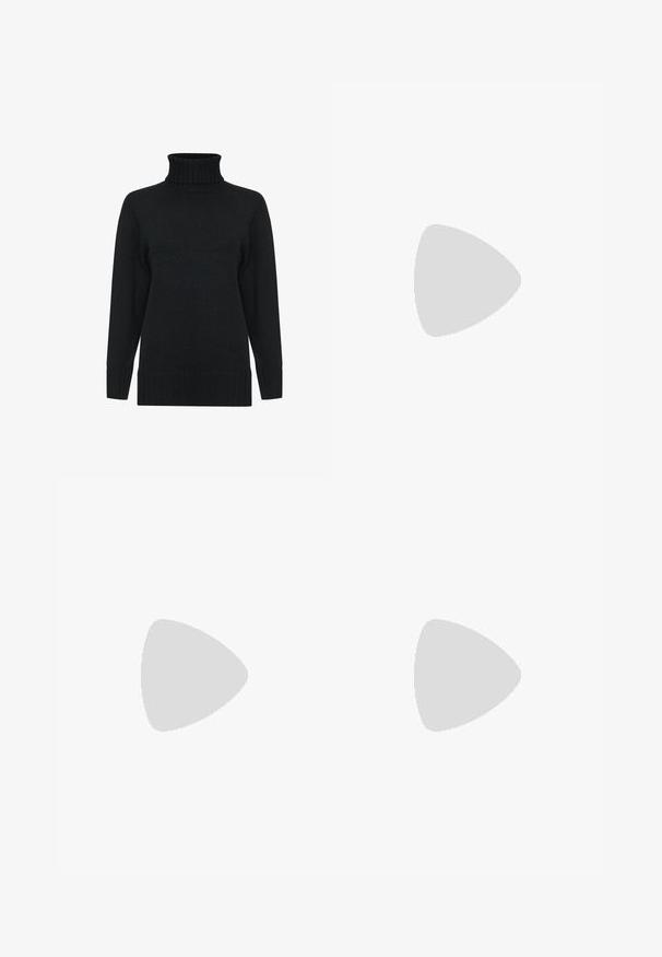 Sort turtleneck sweater lavet af strukturstrikket stof, med lange ærmer og ribbet manchetter og kant. Enkel, klassisk design.; Sorte bukser med høj talje, vide ben, for-ploer og sidelommer, vist mod en ensfarvet lys baggrund.; Knæhøje sorte læderstøvler med firkantet tå, skråt stillet blokhæl og en sidesyning; glat tekstur og tætsiddende design.; Lille sort blank håndtaske med to lange håndtag og snøre-detaljer i siden på en ensfarvet lys baggrund.